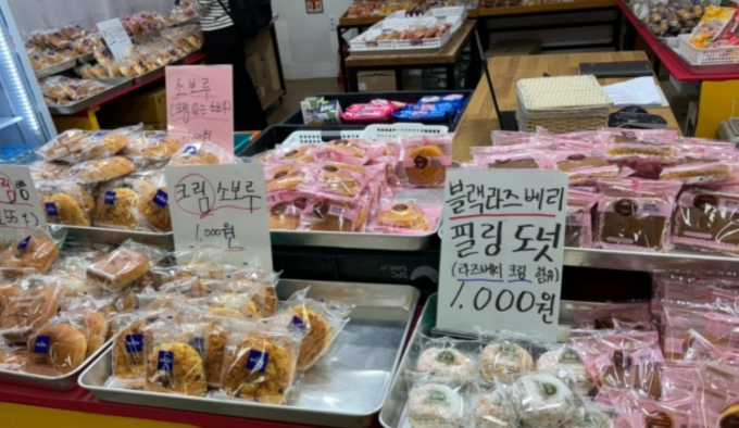 1000원 빵집이 물가 상승으로 폐업 수순을 밟고 있다. 사진은 지하철 역사 내 1000원 빵집의 모습. /사진=온라인커뮤니티 갈무리 