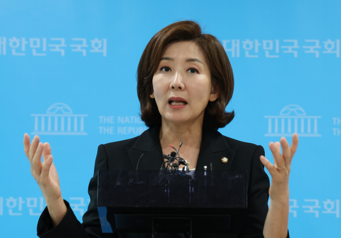 나경원 국민의힘 의원(서울 동작을)이 국가 안보를 위해 핵무기 개발이 필요하다고 강조했다. 사진은 나 의원이 지난 25일 서울 여의도 국회 소통관에서 취재진 질문에 답하는 모습. /사진=뉴시스 