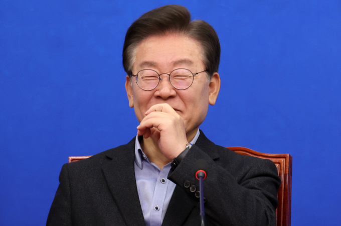 더불어민주당 차기 당권 레이스의 막이 오른다. 사진은 이재명 민주당 대표가 지난 3일 서울 여의도 국회에서 열린 최고위원회의에서 미소짓는 모습. /사진=뉴시스