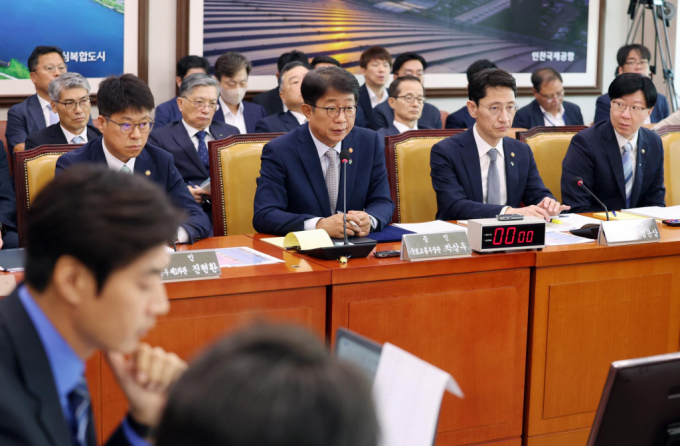 25일 서울 여의도 국회에서 제3차 국토교통위원회 전세사기 피해자 지원 대책 관련 청문회가 열렸다. 박상우 국토교통부 장관이 이날 청문회에서 의원 질의에 답하고 있다. /사진=뉴시스