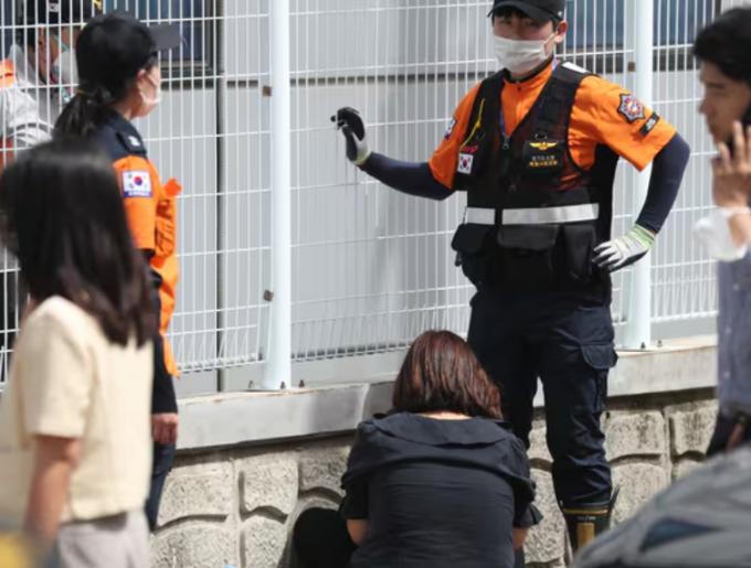 지난 25일 아리셀공장 인근에서 유가족으로 추정되는 시민이 주저 앉아 울고 있다. /사진=뉴스1 