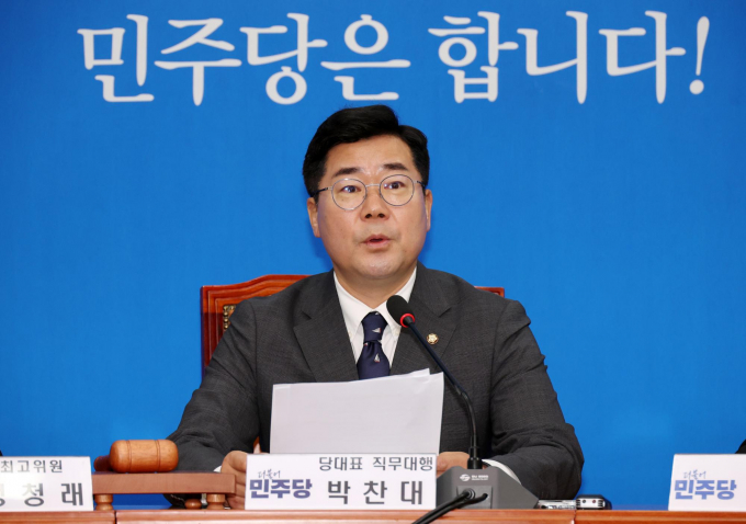 박찬대 더불어민주당 원내대표가 국민의힘 의원들이 지난 25일 국회 국토교통위원회의 전세사기 피해지원 입법청문회에 불참한 데 대해 비판의 목소리를 높였다. 사진은 박 원내대표가 26일 서울 여의도 국회에서 열린 최고위원회의에서 발언하는 모습. /사진=뉴시스