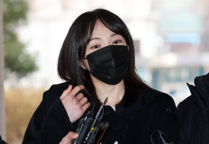 채널A 연애물 '하트시그널3' 출신 서민재(현 서은우)가 '리벤지 포르노' 피해를 고백했다. 사진은 지난 5월 서울 마포구 서울서부지방법원에서 열리는 선고 공판에 출석한 서민재. /사진=뉴시스