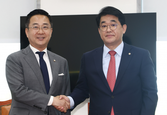 여·야가 오는 27일 개최되는 본회의에서 국민의힘 몫인 국회 부의장과 상임위원장을 선출할 예정이다. 사진은 배준영 국민의힘 원내수석부대표(오른쪽)와 박성준 더불어민주당 원내수석부대표가 26일 서울 여의도 국회 운영위 소회의실에서 22대 국회 의사 일정과 관련한 합의문 발표에 앞서 기념촬영을 하는 모습. /사진=뉴스1