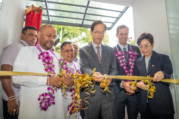 코이카가 스리랑카에 농산물 검역 시스템 노하우를 전수하고 있다. 지난 25일(현지시각) 스리랑카 국립식물검역원 항만검역소에서 열린 항만검역소 준공식에서 (왼쪽부터) 마힌다 아마라위라 스리랑카 농업부 장관, 니말 시리팔라 데 실바 항만부 장관, 이윤영 코이카 사업전략·지역사업본부 이사, 찰스 캘러넌 유엔 프로젝트 조달기구 서남아사무소장, 이미연 주스리랑카 대한민국 대사가 테이프를 커팅하고 있다. /사진=코이카
