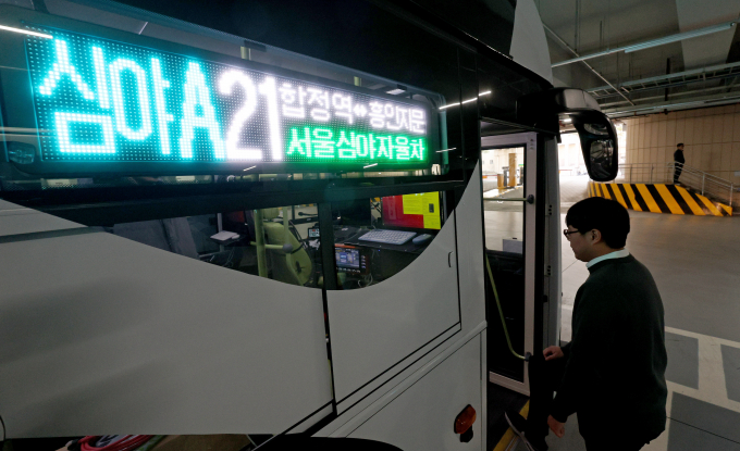 전북 장거리 화물운송, 서울 새벽버스 등을 위한 자율차 시범운행지구 4곳이 지정됐다. 사진은 서울에서 운행되고 있는 심야자율주행버스 모습./사진=뉴스1