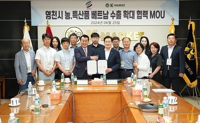 영천시 관계자들이 25일 베트남 하노이에서 K-MARKET과 농특산물 수출 업무협약식을 열고 있다./사진제공=경북 영천시