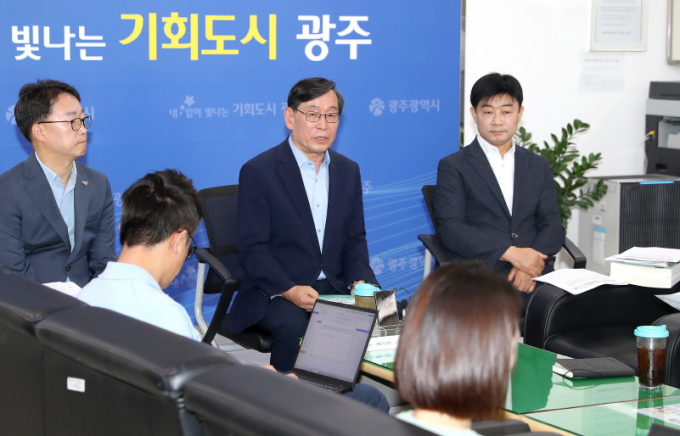 박용수 광주시 민주인권평화국장(오른쪽 두번째)이 26일 오전 시청 5층 기자실에서 5·18진상조사위원회 종합보고서 관련 광주시 입장을 밝히고 있다./사진=광주시