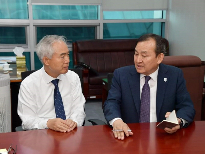 이병노 전남 담양군수(오른쪽)가 국회를 방문해 양부남 의원에게 담양군 주요 현안을 설명하고 있다./사진=담양군