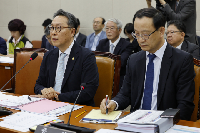 박민수 보건복지부 2차관이 의료 공백 지속으로 인한 사태에 대한 사과 요구에 "송구하다"고 전했다. 사진은 박민수 보건복지부 제2차관(왼쪽)이 26일 서울 여의도 국회 보건복지위원회 전체회의장에서 열린 의료계 비상상황 관련 청문회에 출석해 발언하는 모습. /사진=뉴스1