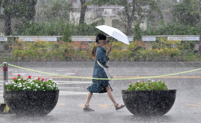 27일 중부지방은 대체로 맑은 하늘을 보이겠으나 남부지방과 제주엔 비가 내리겠다. 사진은 지난해 8월2일 오후 광주 서구 5·18 기념문화센터 주변에서 비를 맞으며 길을 걷고 있는 시민의 모습. /사진=뉴시스