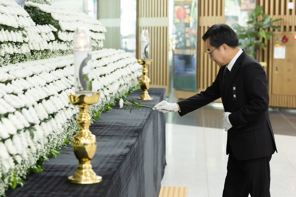 김동연 경기도지사가 26일 오전 경기도청 1층 로비에 설치된 화성 공장 화재 희생자 합동분향소에서 헌화를 하고 있다. / 사진제공=경기도 