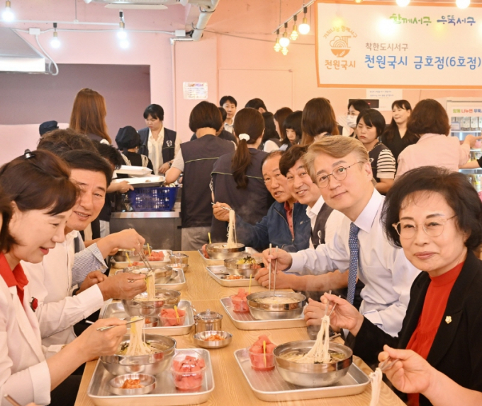김이강 광주시 서구청장(오른쪽 두번째)을 비롯한 관계자들이 26일 금호1동 천원국시에서 국수를 맛보고 있다./사진=광주 서구청