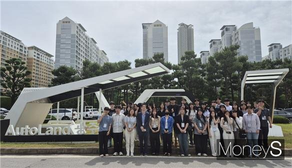 '2024 한은 경제 마스터즈'에 참여한 광주·전남지역 대학생들이 한은 광주·전남본부 관계자와 함께 기아 오토랜드 광주를 방문한 후 기념촬영을 하고 있다/사진=한은 광주전남본부 제공.