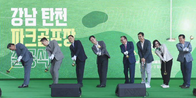  이진찬 성남부시장(왼쪽에서 네 번째) 등 참석자들이 26일 오전 강남구 세곡동 탄천 파크골프장 준공식에서 축하 티 샷(tee shot)을 하고 있다. / 사진제공=성남시