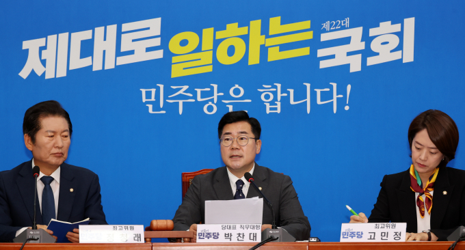 더불어민주당이 내달 2~4일 중 하루 본회의를 열고 채상병 특검법과 국정조사를 병행 처리할 예정이다. 사진은 박찬대(가운데) 더불어민주당 당대표 직무대행 겸 원내대표가 26일 서울 여의도 국회에서 열린 최고위원회의에서 발언하는 모습. /사진=뉴시스