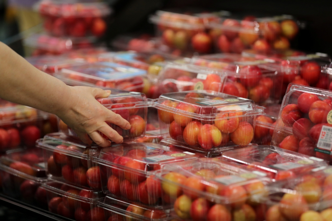 올여름 폭우와 폭염이 예상돼 채소와 과일 가격이 급등할 전망이다. 사진은 서울시내 한 대형마트에서 소비자가 자두를 구입하고 있다. /사진=뉴시스
