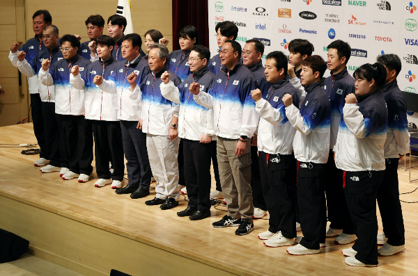 파리올림픽을 한달 앞두고 대한민국 국가대표 선수들이 각오를 전했다. 사진은 26일 충북 진천 국가대표선수촌에서 열린 파리올림픽 D-30 미디어데이에 참여한 선수단과 대한체육회가 결의를 다지는 모습. /사진=뉴스1