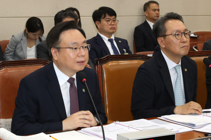 조규홍 보건복지부 장관이 의대 정원 증원 2000명 규모 결정자에 대한 질문에 "제가 했다"고 말했다. 사진은 조 장관(왼쪽)이 26일 서울 여의도 국회 보건복지위원회 전체회의장에서 열린 의료계 비상상황 관련 청문회에 출석해 의원 질의에 답하는 모습. /사진=뉴스1 