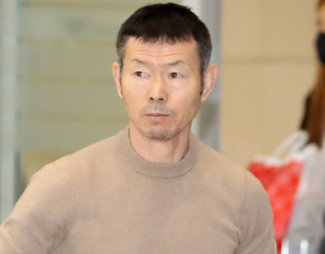 축구선수 손흥민의 부친 손웅정 SON축구아카데미 감독이 아카데미 원생에게 아동학대를 한 혐의로 검찰에 송치됐다. /사진=뉴스1 