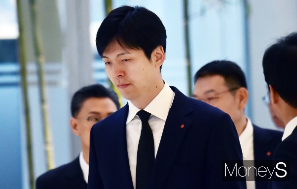 신동빈 롯데그룹 회장의 장남인 신유열 롯데지주 미래성장실장 전무가 롯데홀딩스 사내이사로 선임됐다. 지난 1월18일 서울 송파구 잠실동 롯데월드타워에서 진행된 추모식에 신 전무가 참석했다. /사진=임한별 기자