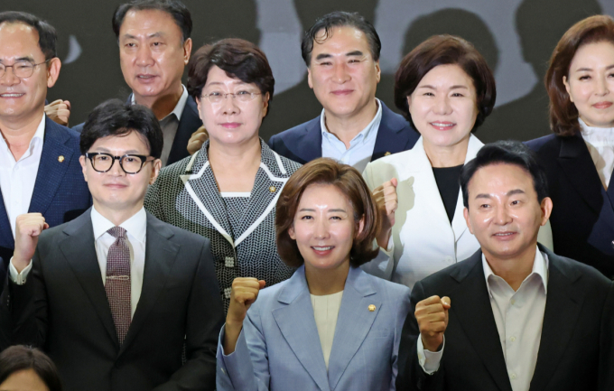 정치권 일각에선 나경원 국민의힘 의원(서울 동작을)과 원희룡 전 국토교통부 장관의 연대설이 언급되고 있다. 사진은 한동훈 전 국민의힘 비상대책위원장(맨앞 왼쪽), 나 의원(맨앞 가운데), 원 전 장관(맨앞 오른쪽)이 지난 24일 서울 여의도 국회 의원회관에서 열린 국민의힘 초선의원 공부모임에 참석해 기념촬영하는 모습. /사진=뉴시스