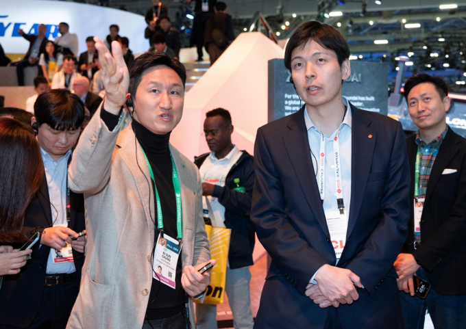 신유열 롯데지주 미래성장실장(오른쪽)이 정기선 HD현대 부회장과 미국에서 열린 'CES 2024'를 방문해 HD현대 전시관을 살펴보고 있다./사진=뉴스1
