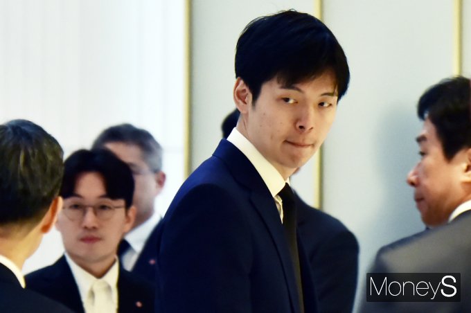 롯데그룹의 일본 지주사인 롯데홀딩스는 지난 26일 일본 도쿄에서 이사회를 개최하고 신유열 전무를 사내이사로 선임했다. 사진은 올해 1월 신격호명예회장 4주기 추도행사장에 참석한 신 전무. /사진=임한별 기자