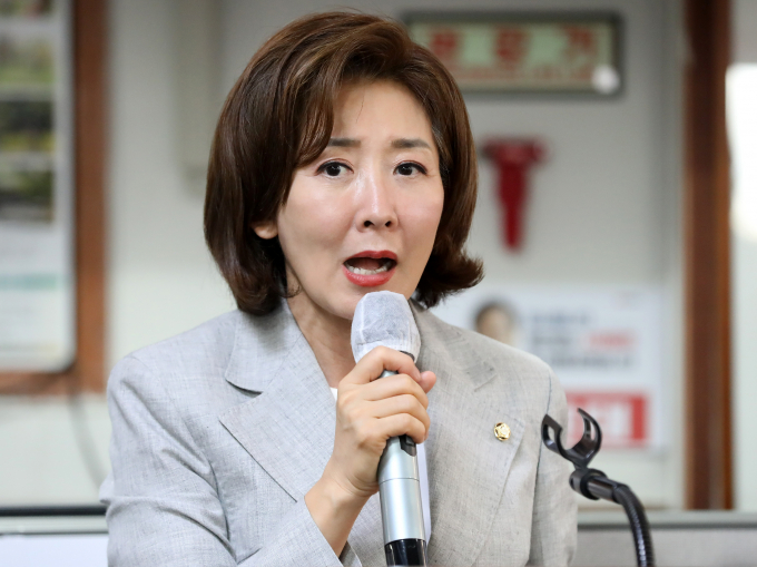 나경원 국민의힘 의원(서울 동작을)이 이재명 전 더불어민주당 대표의 강성 지지층에 대해 지적하는 글을 자신의 페이스북에 게재했다. 사진은 나 의원이 지난 26일 부산 사하구 조경태 의원의 사하을 당협사무실을 방문해 당원들과 만나 발언하는 모습. /사진=뉴스1