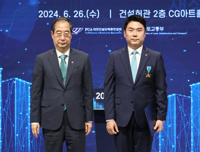 대한건설단체총연합회가 26일 '2024 건설의 날' 기념식을 개최했다. 사진은 행사에 참석한 한덕수(왼쪽) 국무총리와 철탑산업훈장을 받은 한만천 재성건설 대표이사. /사진=뉴시스