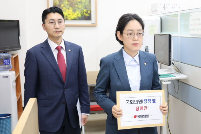 국민의힘이 국회법 146조와 국회의원 윤리실천규범 2조를 근거로 제22대 국회 법제사법위원장인 정청래 더불어민주당 의원(서울 마포을)을 국회 윤리위원회에 제소했다. 사진은 조지연(오른쪽), 박준태 국민의힘 원내대변인이 26일 서울 여의도 국회 의안과에서 정 의원 징계안을 제출하는 모습. /사진=뉴시스