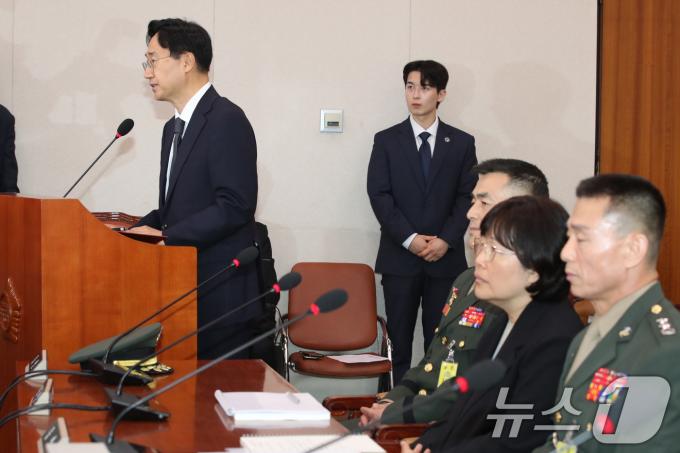 신범철 전 국방부차관이 지난 21일 오전 서울 여의도 국회에서 열린 법제사법위원회 전체회의 순직 해병 수사 방해 및 사건 은폐 등의 진상규명을 위한 특별검사의 임명 등에 관한 법률안 관련 입법청문회에 출석해 증인선서 거부 이유룰 밝히고 있다./뉴스1 ⓒ News1 이광호 기자