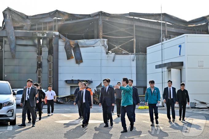 [사진] 화성 화재현장 찾은 우원식 국회의장