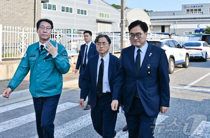 우원식 국회의장이 26일 경기 화성시 서신면 리튬전지 제조공장 '아리셀' 화재 참사 현장을 둘러보고 있다. 2024.6.26/뉴스1 ⓒ News1 김기현 기자