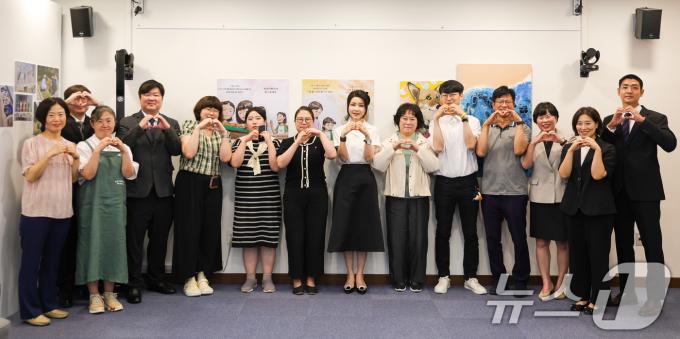 [사진] 김건희 여사, '회복과 위로를 위한 대화' 참석자들과 기념촬영