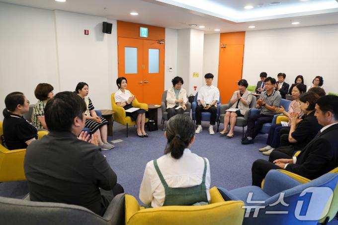 [사진] 김건희 여사, '회복과 위로를 위한 대화' 참석자들과 간담회