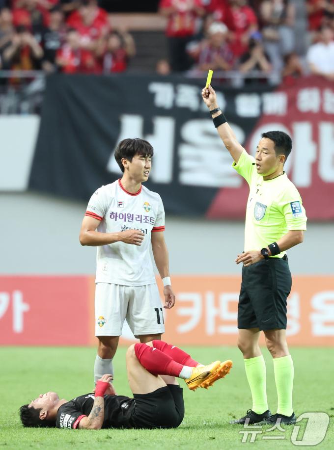 [사진] 옐로카드 받는 강원 유인수