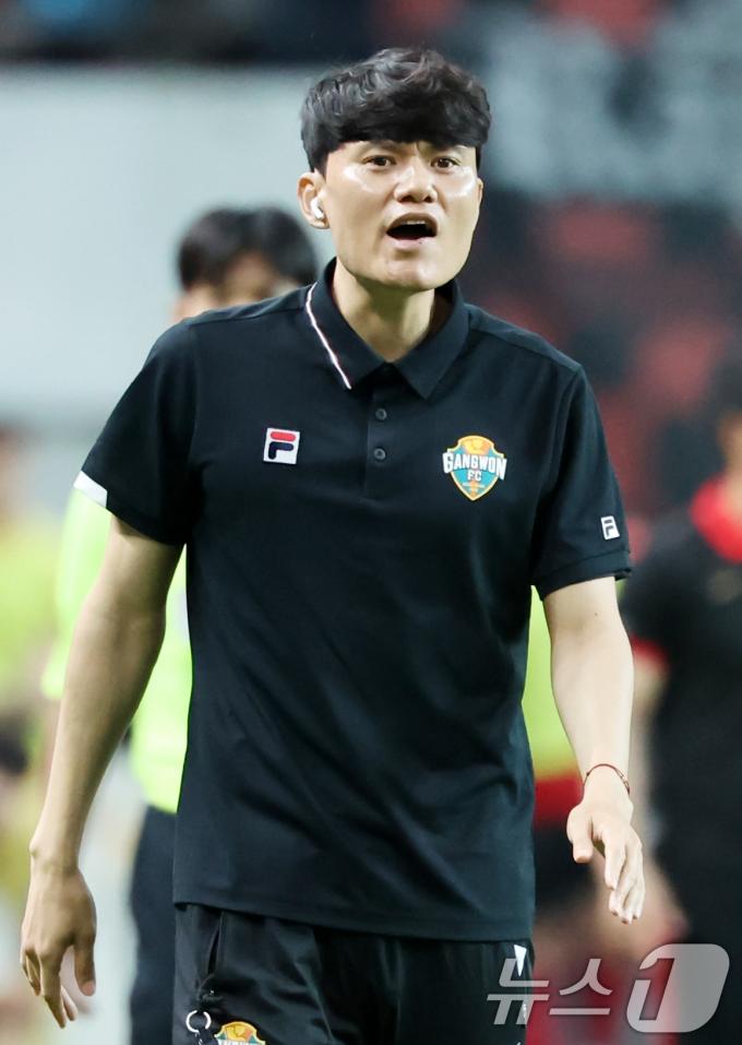 [사진] 작전 지시하는 정경호 강원FC 감독 대행