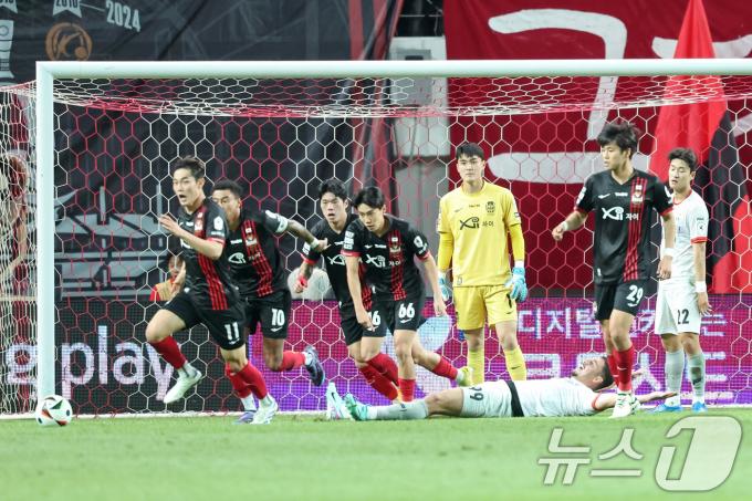 [사진] 실점 위기 넘기는 FC 서울