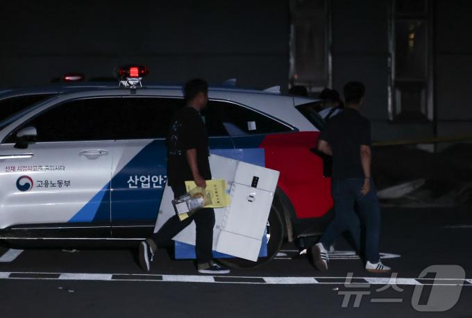 [사진] 경찰·노동부, 화성 화재 관련 아리셀 압수수색