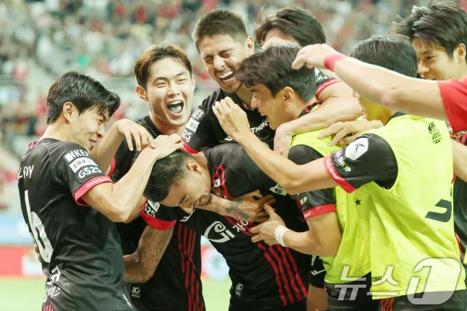 [사진] 격한 축하 받는 린가드