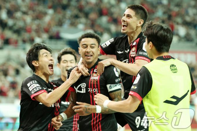 [사진] 서울 동료들 축하 받는 린가드