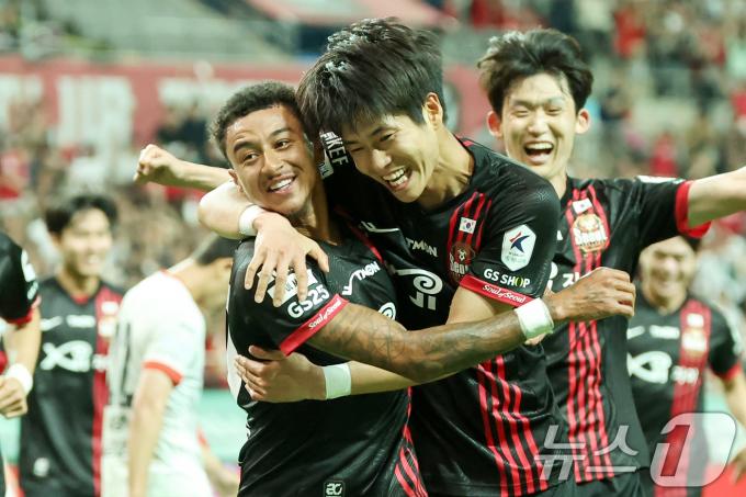 [사진] FC 서울 류재문 '린가드와 얼싸안고'