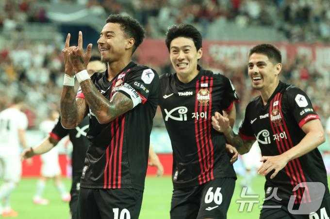26일 오후 서울 마포구 서울월드컵경기장에서 열린 프로축구 '하나은행 K리그1 2024' FC 서울과 강원 FC의 경기에서 서울 린가드가 페널티킥을 성공시킨 뒤 팬들을 향해 세리머니를 하고 있다. 2024.6.26/뉴스1 ⓒ News1 민경석 기자