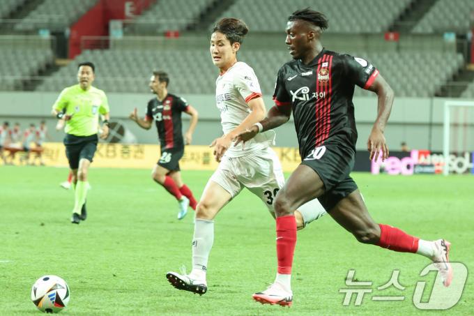 [사진] 돌파 시도하는 FC 서울 호날두
