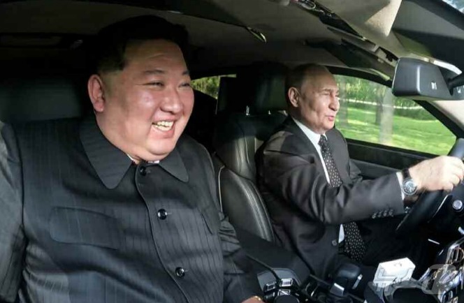 (평양 노동신문=뉴스1) = 김정은 북한 노동당 총비서와 블라디미르 푸틴 러시아 대통령이 러시아제 리무진 '아우루스'에 탑승해 있다.[국내에서만 사용가능. 재배포 금지. DB 금지. For Use Only in the Republic of Korea. Redistribution Prohibited] rodongphoto@news1.kr