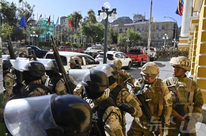 26일(현지시간) 볼리비아 라파스에 군인과 탱크가 모여든 모습. 24.06.26 ⓒ AFP=뉴스1 ⓒ News1 김예슬 기자