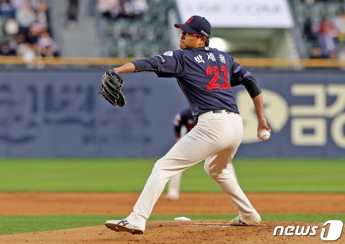 18일 오후 서울 송파구 잠실야구장에서 열린 프로야구 '2024 신한 SOL 뱅크 KBO리그' 롯데 자이언츠와 LG 트윈스의 경기, 1회말 롯데 선발 박세웅이 역투하고 있다. 2024.4.18/뉴스1 ⓒ News1 장수영 기자