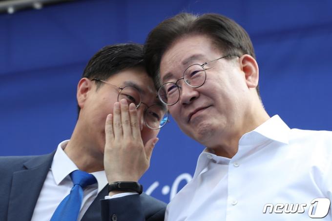 장경태 최고위원(왼쪽)과 이재명 전 더불어민주당 대표. 뉴스1 ⓒ News1 박정호 기자