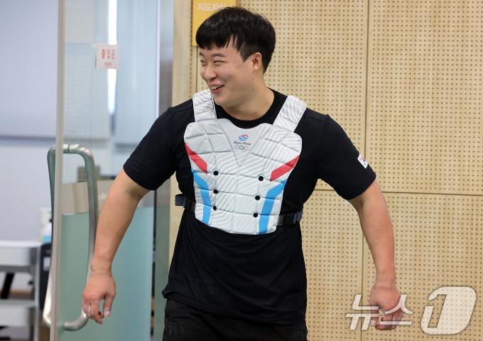 2024 파리하계올림픽을 한 달 앞둔 26일 오후 충북 진천군 광혜원면 선수촌로 진천국가대표선수촌 역도 국가대표팀 훈련장에서 장연학 선수가 훈련을 마친 뒤 쿨링 조끼를 입어보고 있다. 2024.6.26/뉴스1 ⓒ News1 박정호 기자